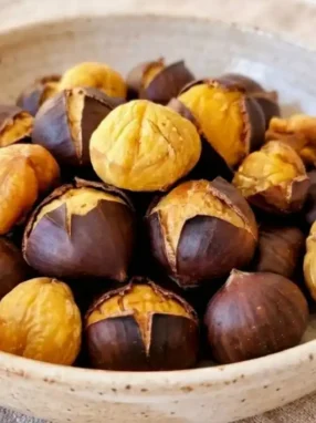 Castagne calde e morbide appena cotte nel cestello della friggitrice ad aria