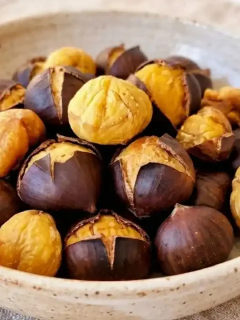 Castagne calde e morbide appena cotte nel cestello della friggitrice ad aria