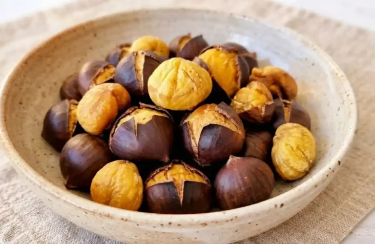 Castagne calde e morbide appena cotte nel cestello della friggitrice ad aria