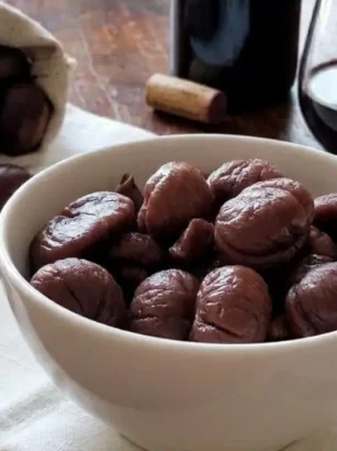 Ciotola di castagne ubriache della nonna al vino rosso speziato e profumato
