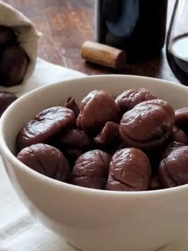 Ciotola di castagne ubriache della nonna al vino rosso speziato e profumato