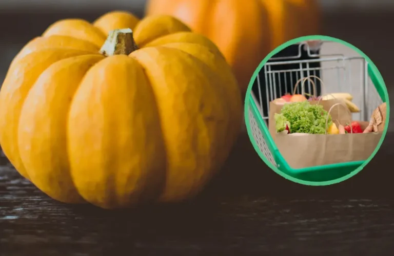 Primo piano di una zucca intera arancione su piano scuro con riquadro che mostra un carrello della spesa con buste di ortaggi.