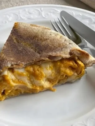 Focaccia rustica in padella senza lievitazione ripiena di zucca e scamorza filante