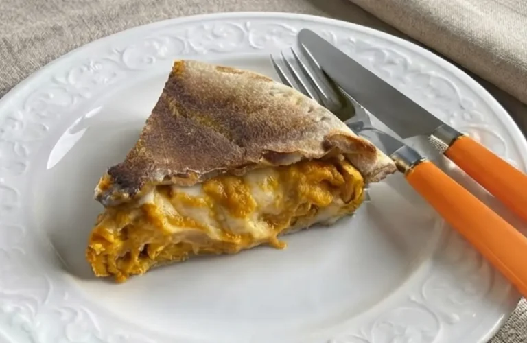Focaccia rustica in padella senza lievitazione ripiena di zucca e scamorza filante