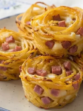 Frittatine di pasta mignon nei pirottini morbide con prosciutto e provola filante