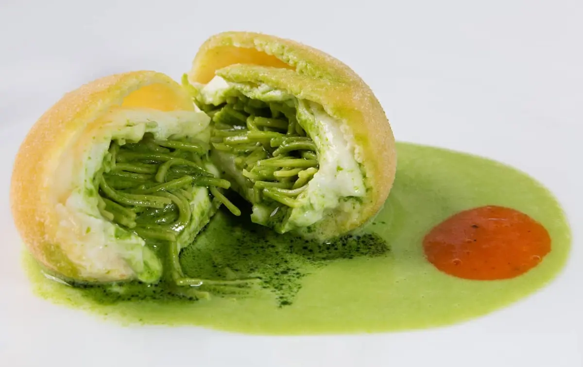 Palla di mozzarella di bufala ripiena di tagliolini al pesto della chef Rosanna Marziale