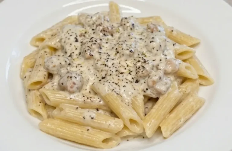 Piatto di penne alla norcina cremosi con salsiccia sgranata e pecorino