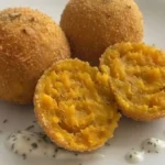 Focaccia rustica con zucca e scamorza, senza lievitazione e filante da morire: il trucco per cuocerla in padella