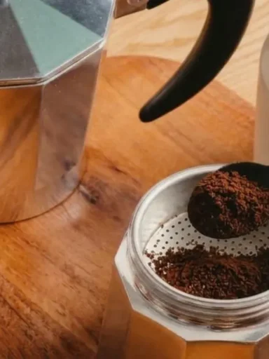 Richiamo alimentare di caffè in polvere, donna che riempie la moka