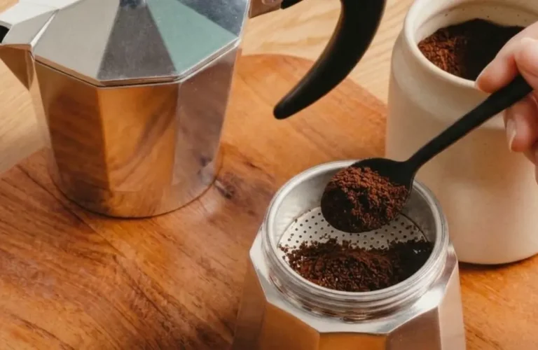 Richiamo alimentare di caffè in polvere, donna che riempie la moka