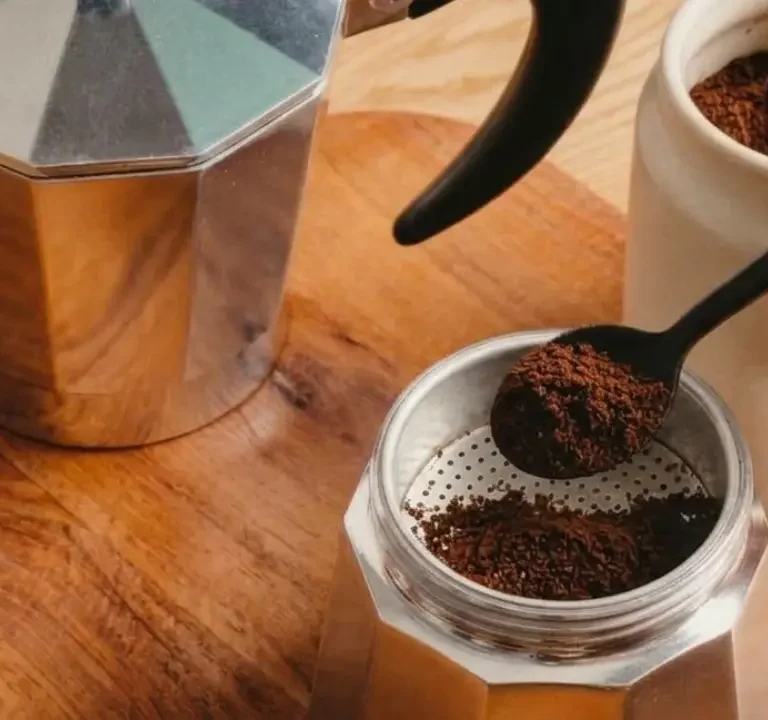 Richiamo alimentare di caffè in polvere, donna che riempie la moka
