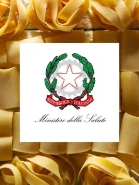 Logo ufficiale del Ministero della Salute sovrapposto a uno sfondo di pasta fresca all'uovo.