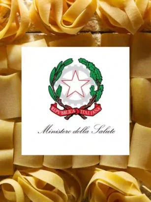 Logo ufficiale del Ministero della Salute sovrapposto a uno sfondo di pasta fresca all'uovo.