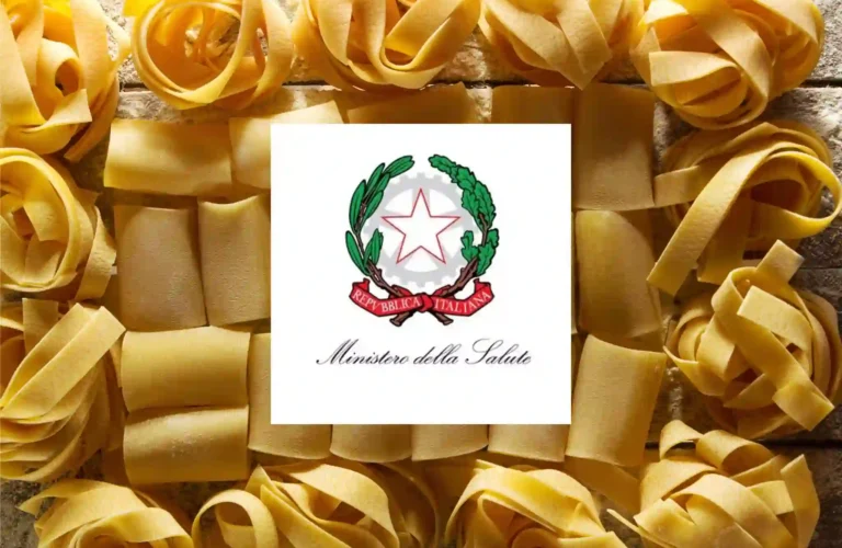 Logo ufficiale del Ministero della Salute sovrapposto a uno sfondo di pasta fresca all'uovo.