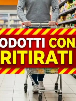 Corsia di supermercato CONAD con banner centrale di avviso 'PRODOTTI CONAD RITIRATI' e cliente con carrello.