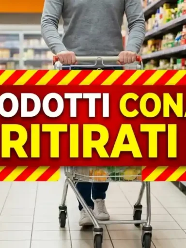 Corsia di supermercato CONAD con banner centrale di avviso 'PRODOTTI CONAD RITIRATI' e cliente con carrello.