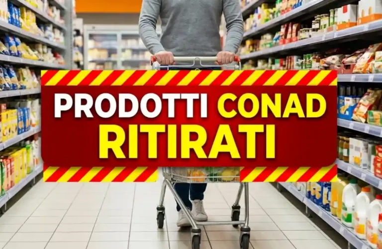 Corsia di supermercato CONAD con banner centrale di avviso 'PRODOTTI CONAD RITIRATI' e cliente con carrello.