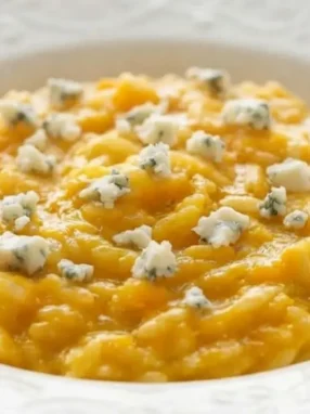 Risotto cremoso con crema di zucca e gorgonzola mantecato all'onda
