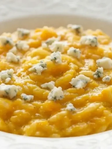 Risotto cremoso con crema di zucca e gorgonzola mantecato all'onda