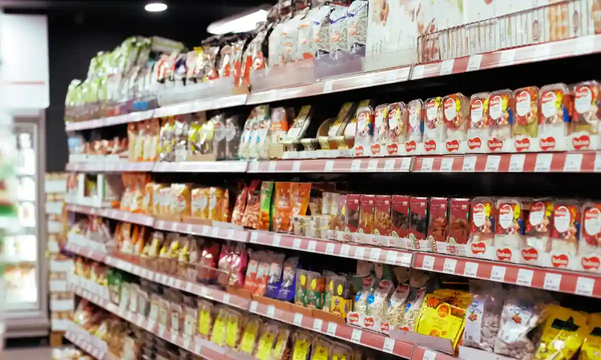 Scaffali di un supermercato con prodotti alimentari esposti in vendita