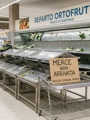 Banchi dell ortofrutta vuoti in un supermercato italiano