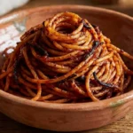 Il ciambellone al cacao più soffice che proverai: ha dentro pezzi veri di cioccolato, zero burro ed olio e si fa con una ciotola