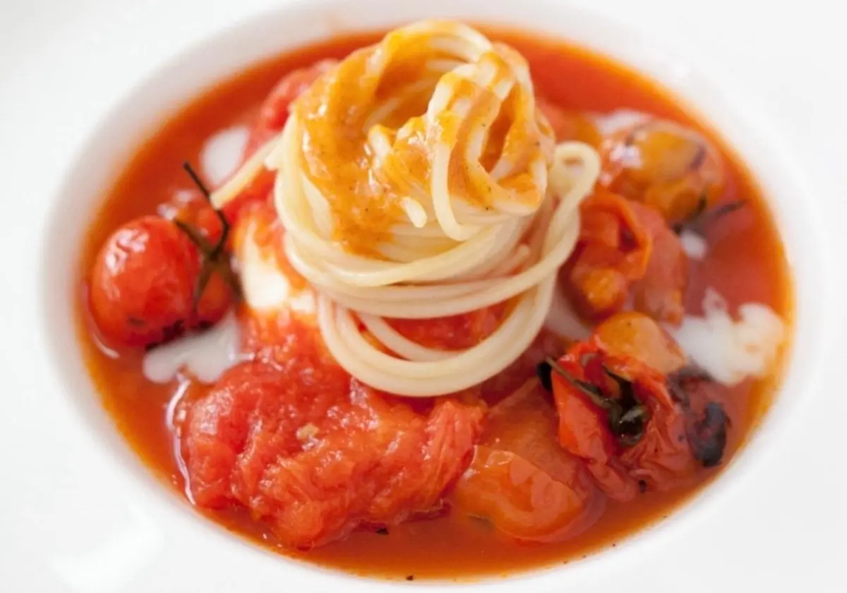 Piatto di spaghetti al pomodoro del piennolo e basilico fresco della chef Rosanna Marziale