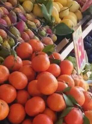 Banco del mercato con frutta e verdura di stagione per la spesa di ottobre
