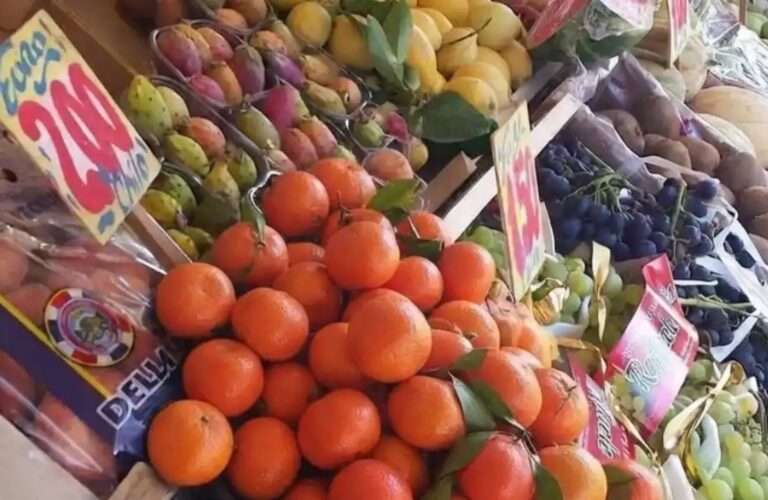 Banco del mercato con frutta e verdura di stagione per la spesa di ottobre