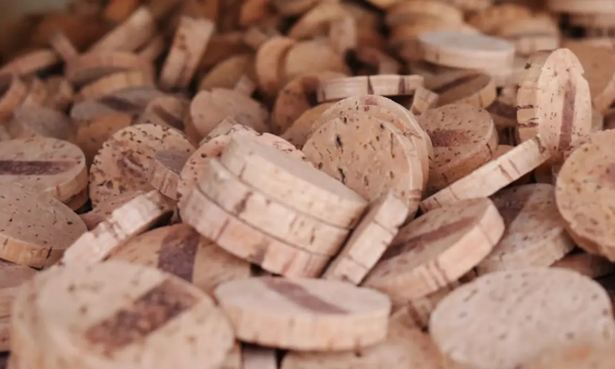 Mucchio di dischetti e sezioni di tappi in sughero naturale tagliati a rondelle per assorbire l'umidità.