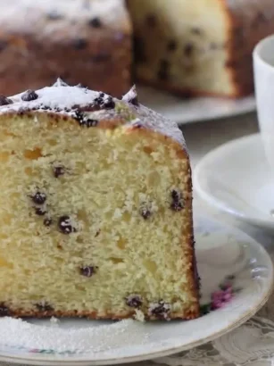 Torta da colazione al cucchiaio alta e soffice con gocce di cioccolato