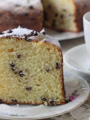 Torta da colazione al cucchiaio alta e soffice con gocce di cioccolato