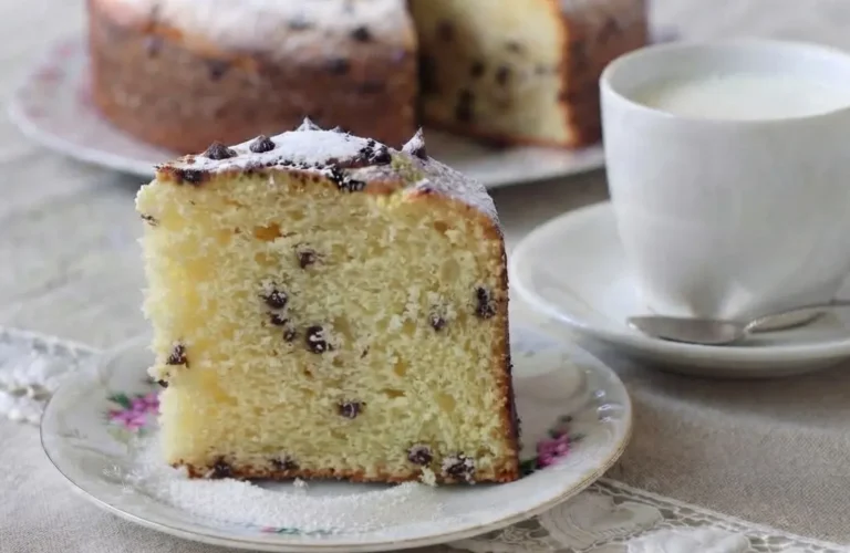 Torta da colazione al cucchiaio alta e soffice con gocce di cioccolato