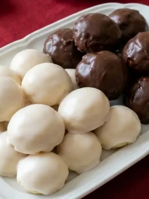 Vassoio in porcellana con totò siciliani, biscotti dei morti tradizionali glassati bianchi al limone e al cioccolato.