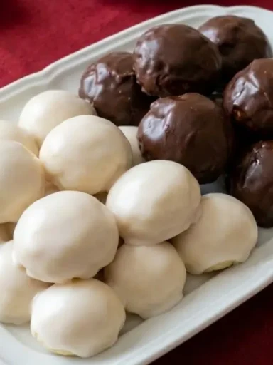 Vassoio in porcellana con totò siciliani, biscotti dei morti tradizionali glassati bianchi al limone e al cioccolato.